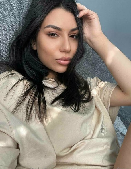 emmacosmo naked model picture