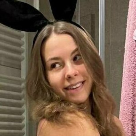 Yourzoey pretty actress picture