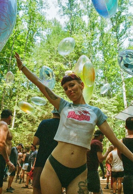 Anya Volz art model picture