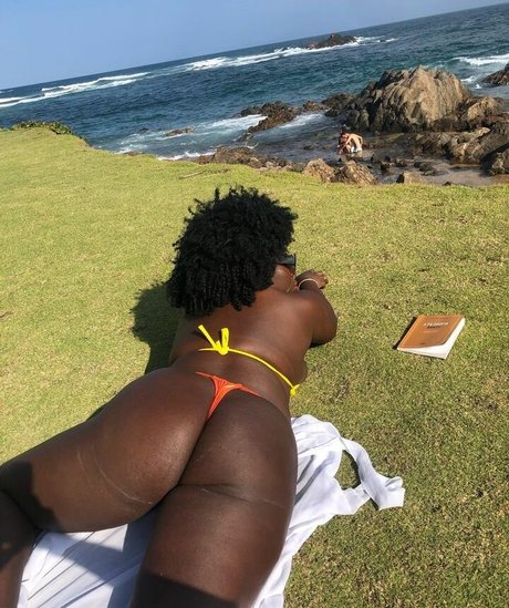 Carla Akotirene model high quality pics