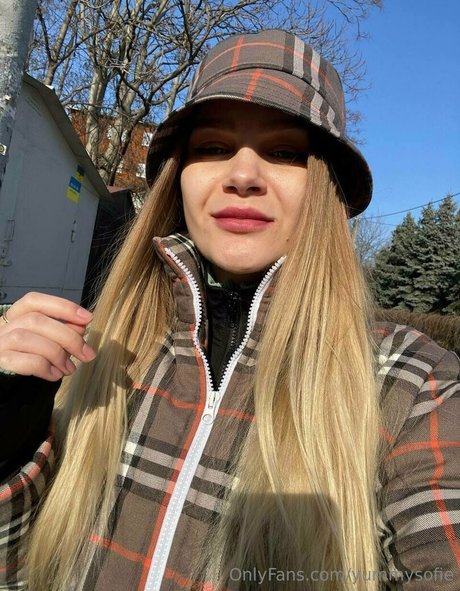 female influencer onlyfans naked images