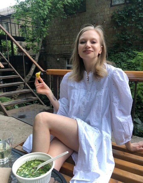 Annie Kinshova sex model img