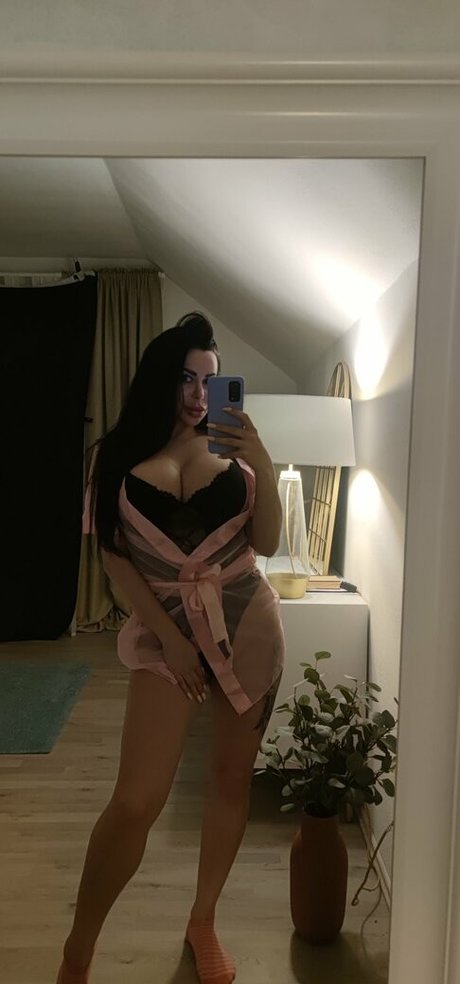 Arish Lamborghini naked model photos