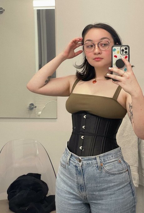 Mxmtoon model exclusive gallery