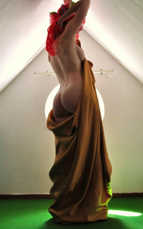 GroovyFlowerGirl naked model photos