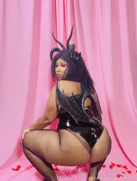 karminyates star nudes image