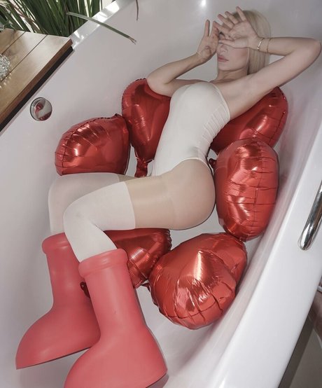 Dapariz erotic model picture