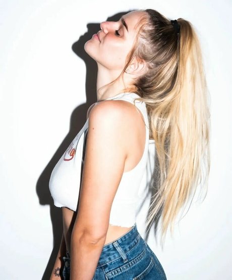 Sam Shemer model nude picture