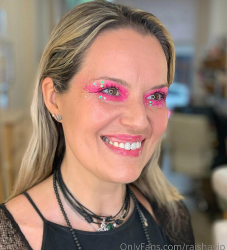 raishavip hot actress pic