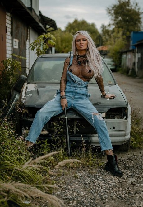 Kristina Grizzly sexy model photo