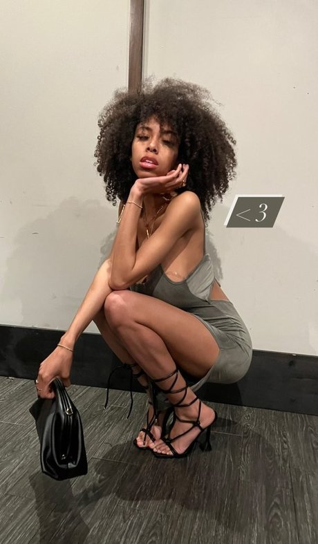 Kira Imani model art picture