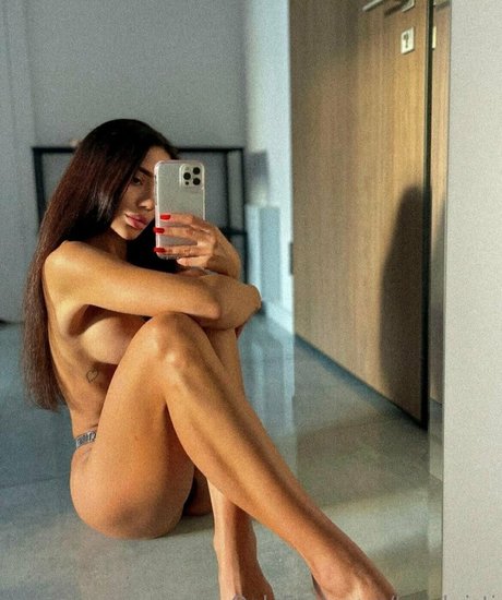 kris top nude model image