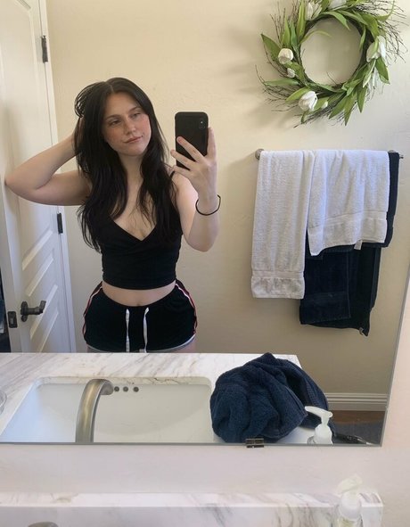 lewdkumi model sexy pic