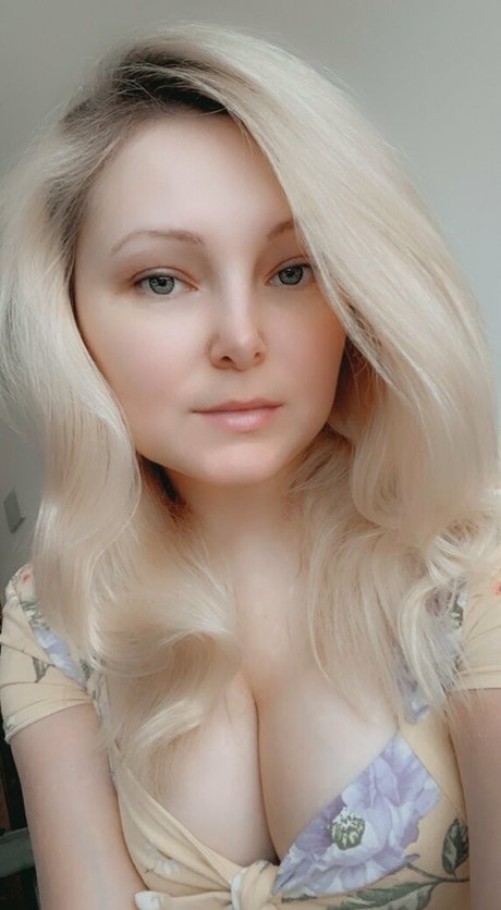 petite slut onlyfans top image