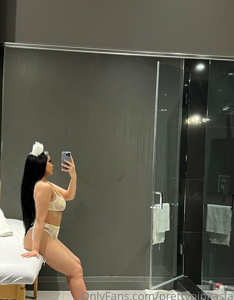 prettypinkasia model nude picture