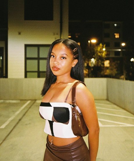 Cleopatra Lee art star img