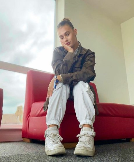 Sydney Etherington pretty pornstar img