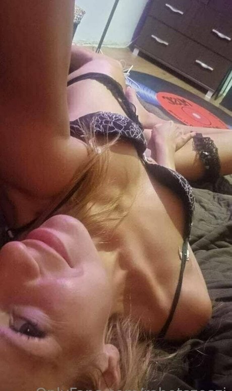 natural redhead onlyfans top image