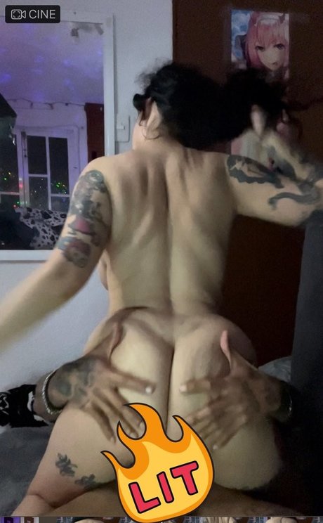 Betzy Black model top pictures