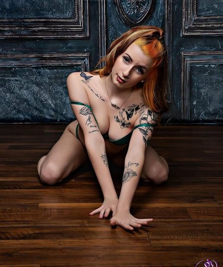 Minnietheentertainer model exclusive image