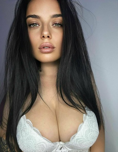 issabellaa hot actress pictures