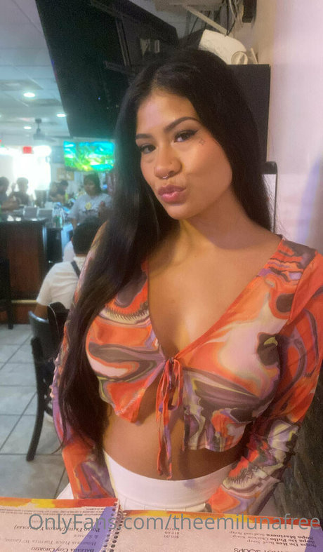 theemilunafree star naked picture