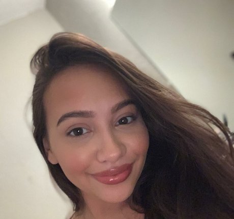 Ellie Johnston pretty star image