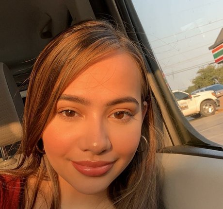 Ellie Johnston model top pic