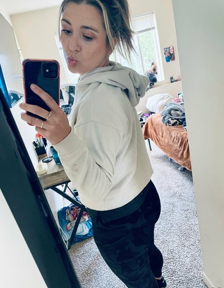 clever belle5 sexy actress pic