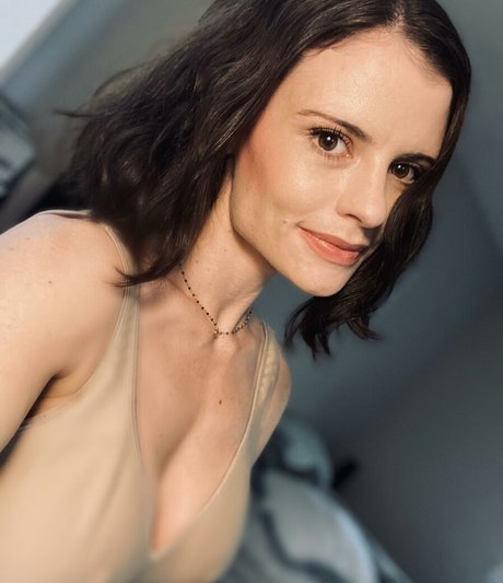 casual lies nice model picture