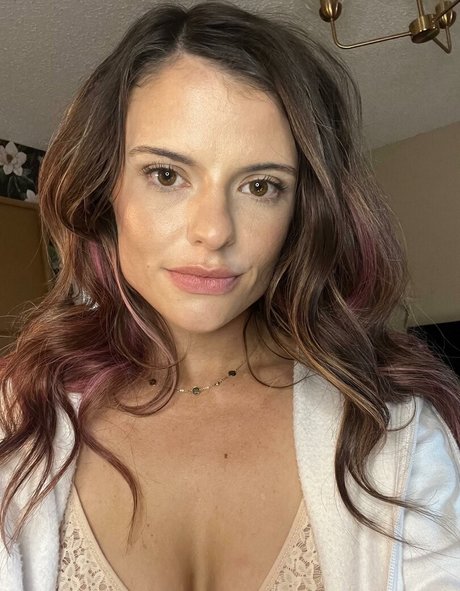 casual lies naked actress pic