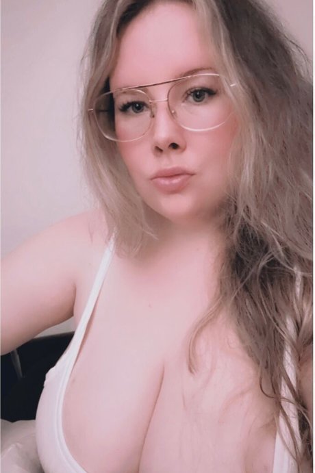 Traycee model pretty image