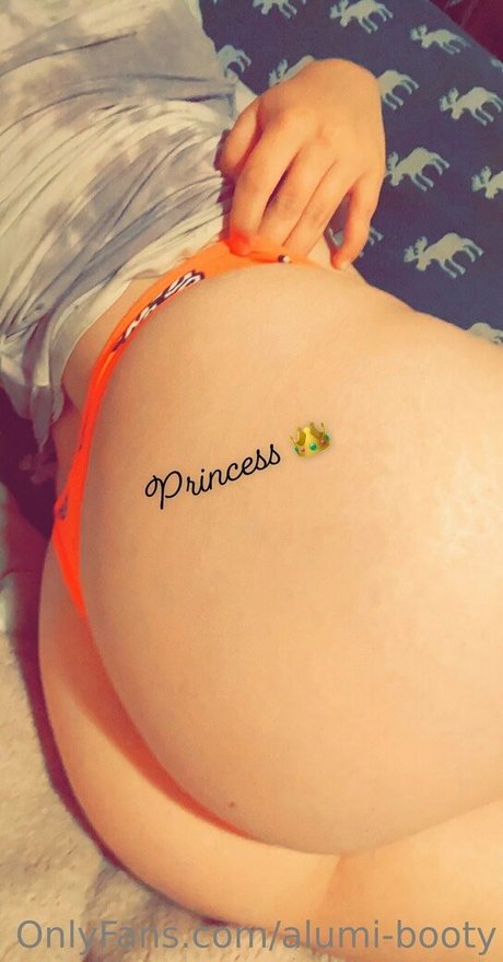 alumi booty model naked images