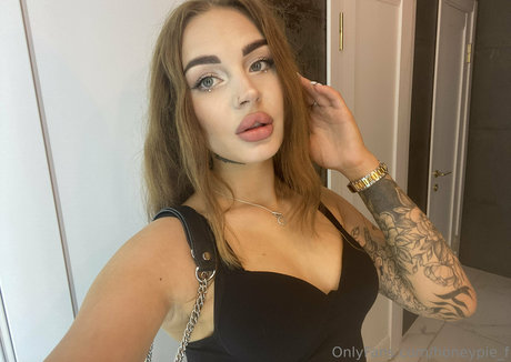 honeypie f porn model photo