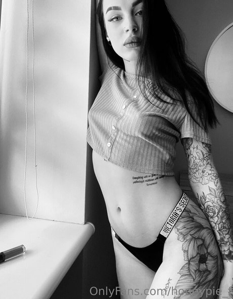 honeypie f beautiful model image