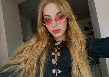 honeypie f naked model img