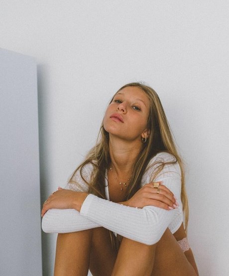 Roni Zouler beautiful actress img