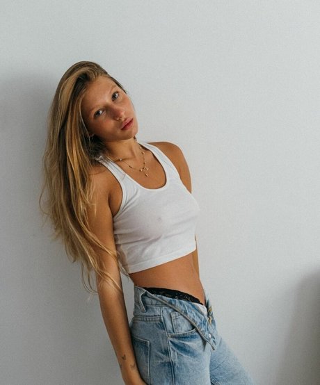 Roni Zouler star nude pic