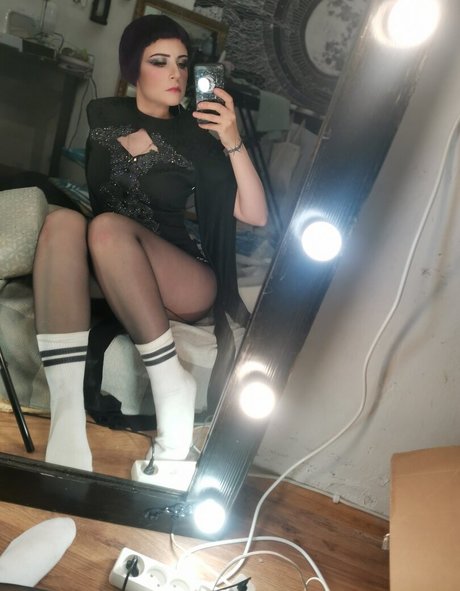 esfiriya tudor nude model img