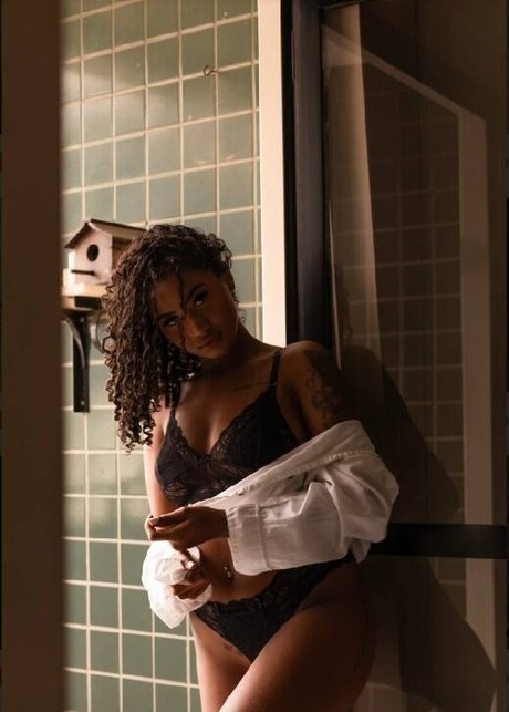 Fernanda Souza nude model pictures