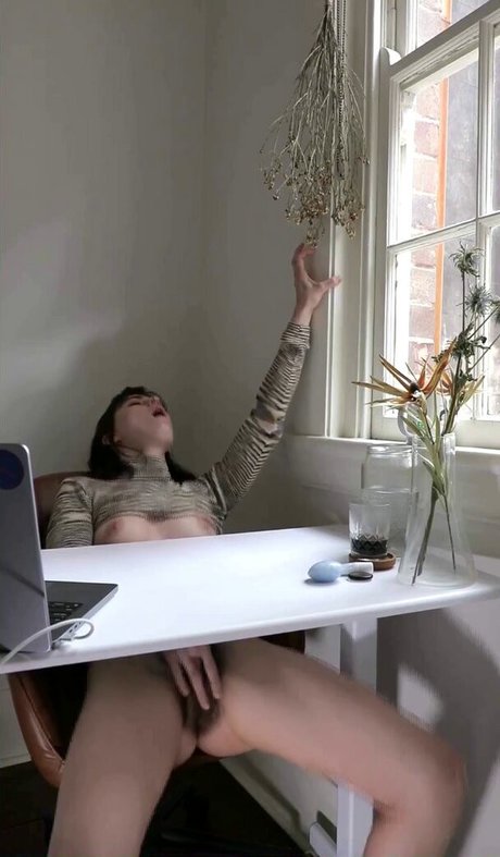 mia tv beautiful model pictures