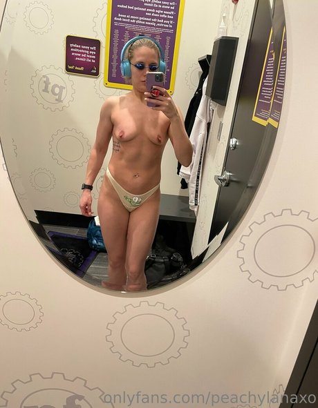 peachylanaxo model naked pictures