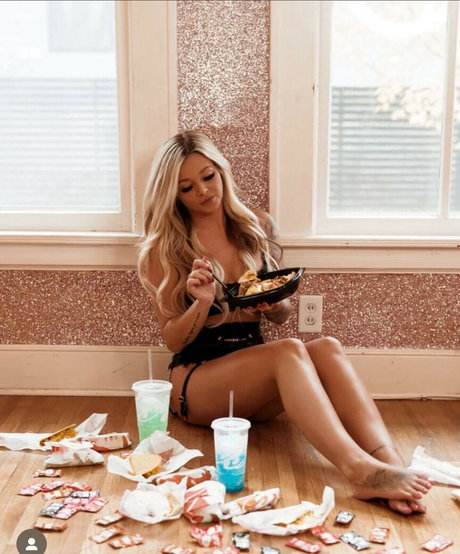 Blondebombshell383 model nude photo