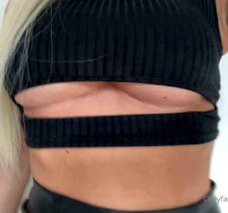 Cuurvybabe pretty model picture