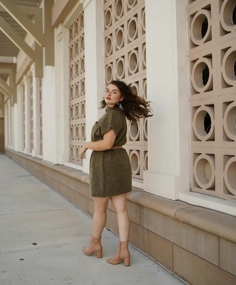 Alondra Larson model pretty pictures