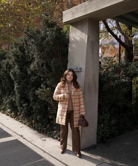 Alondra Larson high quality model pictures