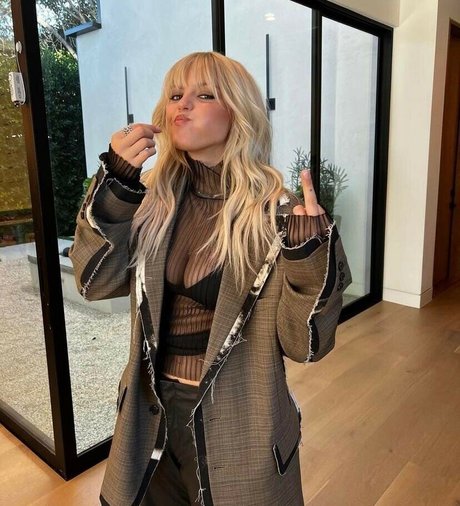 Renee Rapp model top gallery