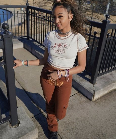 Lexi Vee model nice image