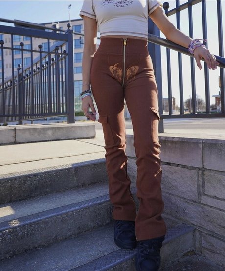 Lexi Vee model nude pic