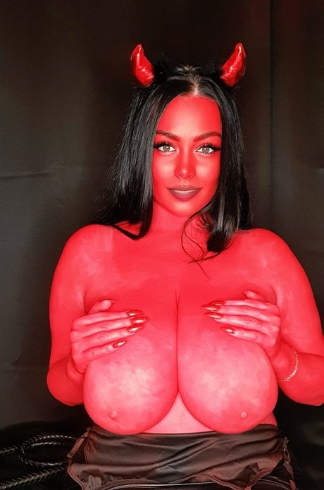 Busty Klara model top pics